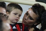 Manželka Davida Beckhama Victoria se synem Cruzem přihlíží prvnímu startu svého muže za AC Milán proti Hamburku.