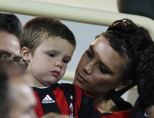 Manželka Davida Beckhama Victoria se synem Cruzem přihlíží prvnímu startu svého muže za AC Milán proti Hamburku.