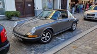 Německá města občas skýtají i pohled na podobné auto. První Porsche 911 ve verzi Targa v prakticky dokonalém stavu a bonusem v podobě kol Fuchs.