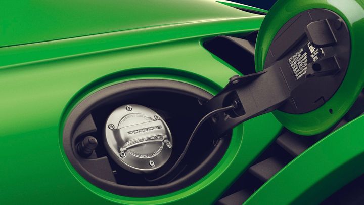 Komentář: I spalovací motor může potěšit Gretu, stačí ho krmit palivem budoucnosti