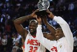 Shaquille O´Neal a Kobe Bryant obdželi v průběhu All Star Game cennou trofej