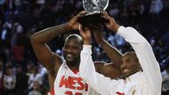 Shaquille O´Neal a Kobe Bryant obdželi v průběhu All Star Game cennou trofej