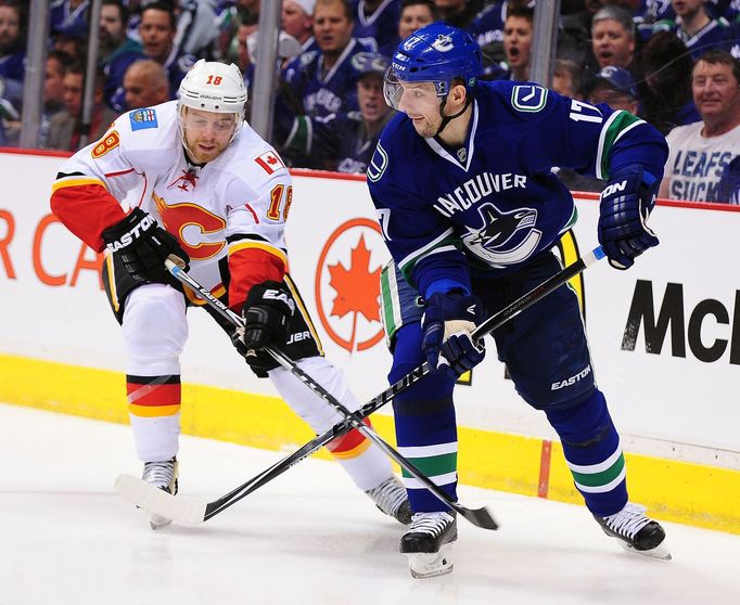 NHL, Vancouver - Calgary: Radim Vrbata (17) - Matt Stajan (18)