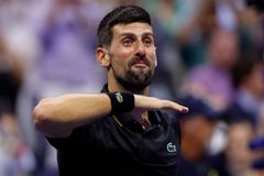 "Chtějí, abych trpěl." Djokovič předvedl drama, dvakrát volal lékaře