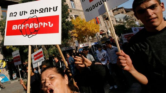 Proti dohodě s Tureckem v pátek protestovaly tisíce Arménců v hlavním městě Jerevan.