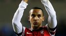 Fotbalista Arsenalu Theo Walcott vhazuje v utkání anglického poháru 2012/13 proti Readingu.