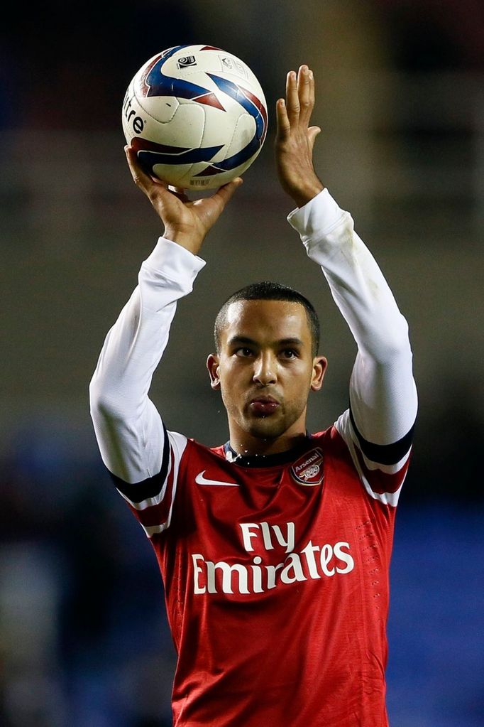 Fotbalista Arsenalu Theo Walcott vhazuje v utkání anglického poháru 2012/13 proti Readingu.