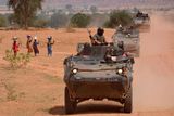 Irští vojáci projíždějí východním Čadem. Mise byla dlouho odkládána. Nakonec EU do Čadu a Středoafrické republiky vyslala 3700 lidí, většinou Francouzů. Vojáci mají chránit civilisty a uprchlíky