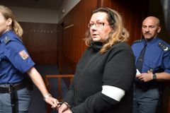 Žena vytáhla z firmy 110 milionů z lásky k neznámému cizinci. Devítiletý trest platí, potvrdil soud