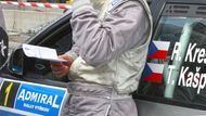 Vítěz Admiral rallye Roman Kresta v cíli příliš šťastně nevypadal, ale je to právě on, kdo je ve vedení seriálu.