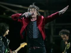 Mick Jagger na pařížském koncertu skupiny Rolling Stones