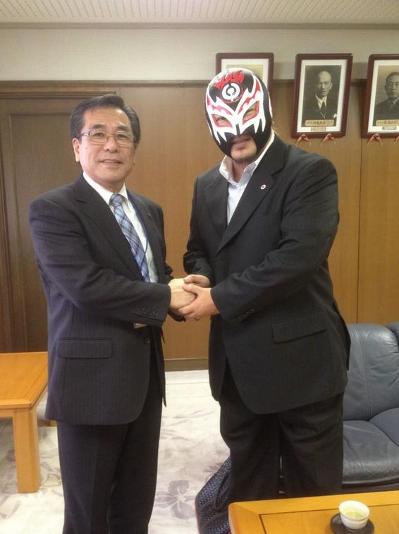 Maskovaný japonský politik