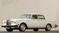 Rolls Royce Silver Shadow I byl vyroben v roce 1975. Najeto má jen 87 500 kilometrů. Ve výbavě jsou kožené sedačky, klimatizace, tempomat, dřevěné obložení i centrální zamykání. K mání je za 190 000 Kč