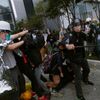 Střety demonstrantů s policisty v Hongkongu - 1. prosince