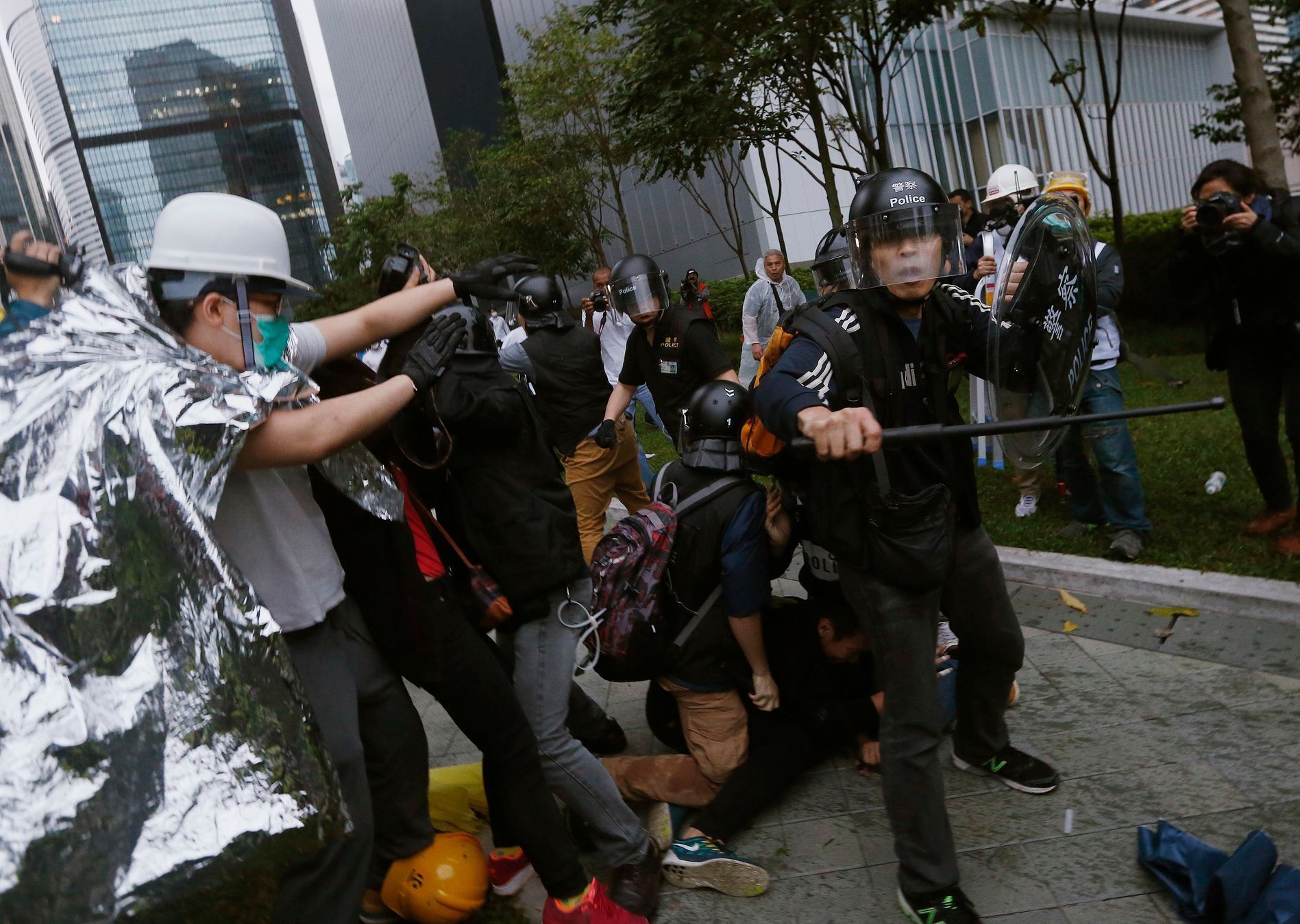 Střety demonstrantů s policisty v Hongkongu - 1. prosince
