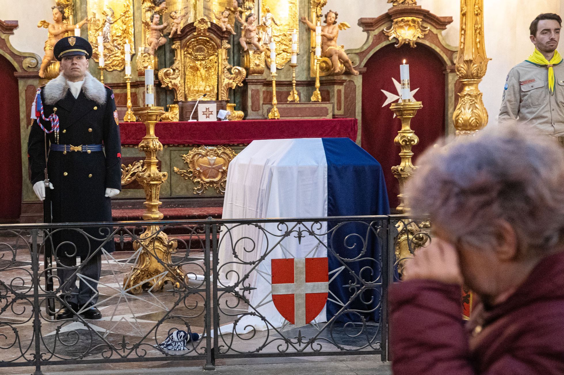 Veřejné rozloučení s Karlem Schwarzenbergem, vystavená rakev v kostele Panny Marie pod řetězem v Praze, Řád Maltézských rytířů