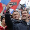 Alexej Navalnyj (uprostřed s telefonem) s manželkou Julií a bratrem Olegem na demonstraci v Moskvě v únoru 2019.