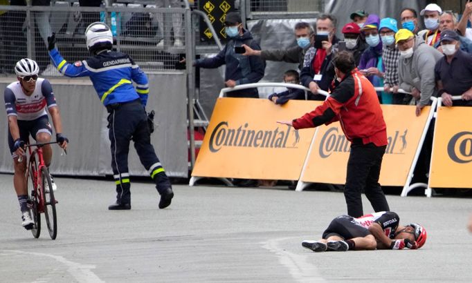 3. etapa Tour de France 2021: Caleb Ewan po pádu v cílové rovince.