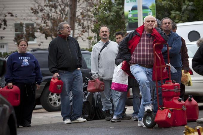 People line up for fuel in the corner of Hylan Boulevard and Reid Avenue in Staten Island, New York, in the aftermath of Hurricane Sandy October 31, 2012. New York City and the sodden U.S. Northeast began an arduous j ourney back to normal on Wednesday after mammoth storm Sandy killed at least 64 people in a rampage that swamped coastal cities and cut power to millions. REUTERS/Andrew Kelly (UNITED STATES - Tags: DISASTER ENERGY ENVIRONMENT) Published: Říj. 31, 2012, 11:18 odp.