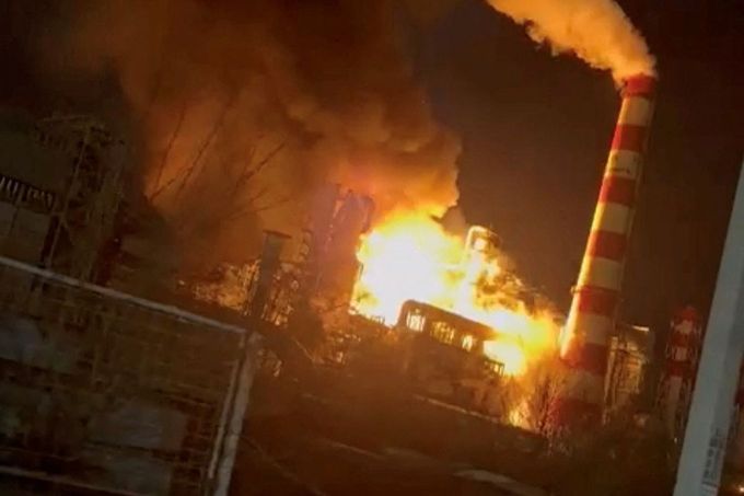 Hořící ruská ropná rafinérie po zásahu ukrajinským dronem, ilustrační foto.