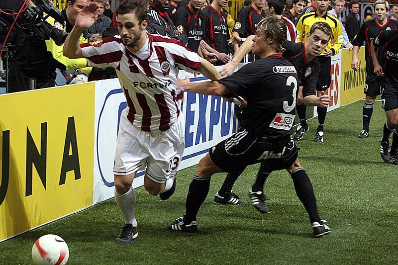 Fotbal v hale-finále