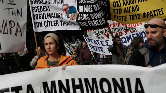 Demonstranti se v Aténách