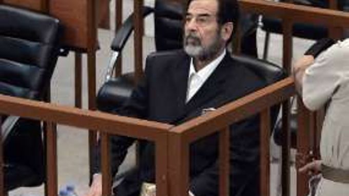 Trest smrti pro iráckého diktátora: Saddám Husajn se dozvídá, že zemře na šibenici