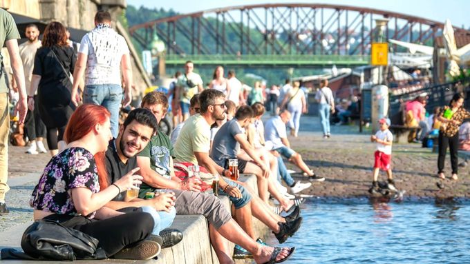 Mezi 1. lednem a 31. březnem letošního roku se počet obyvatel Česka podle statistiků snížil na 10 876 875, oznámili ve čtvrtek statistici. Snímek z pražské náplavky je ilustrační.