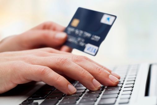 E-shop, internetový obchod, on-line nakupování, platební karta, PC, počítač (ilustrační foto)