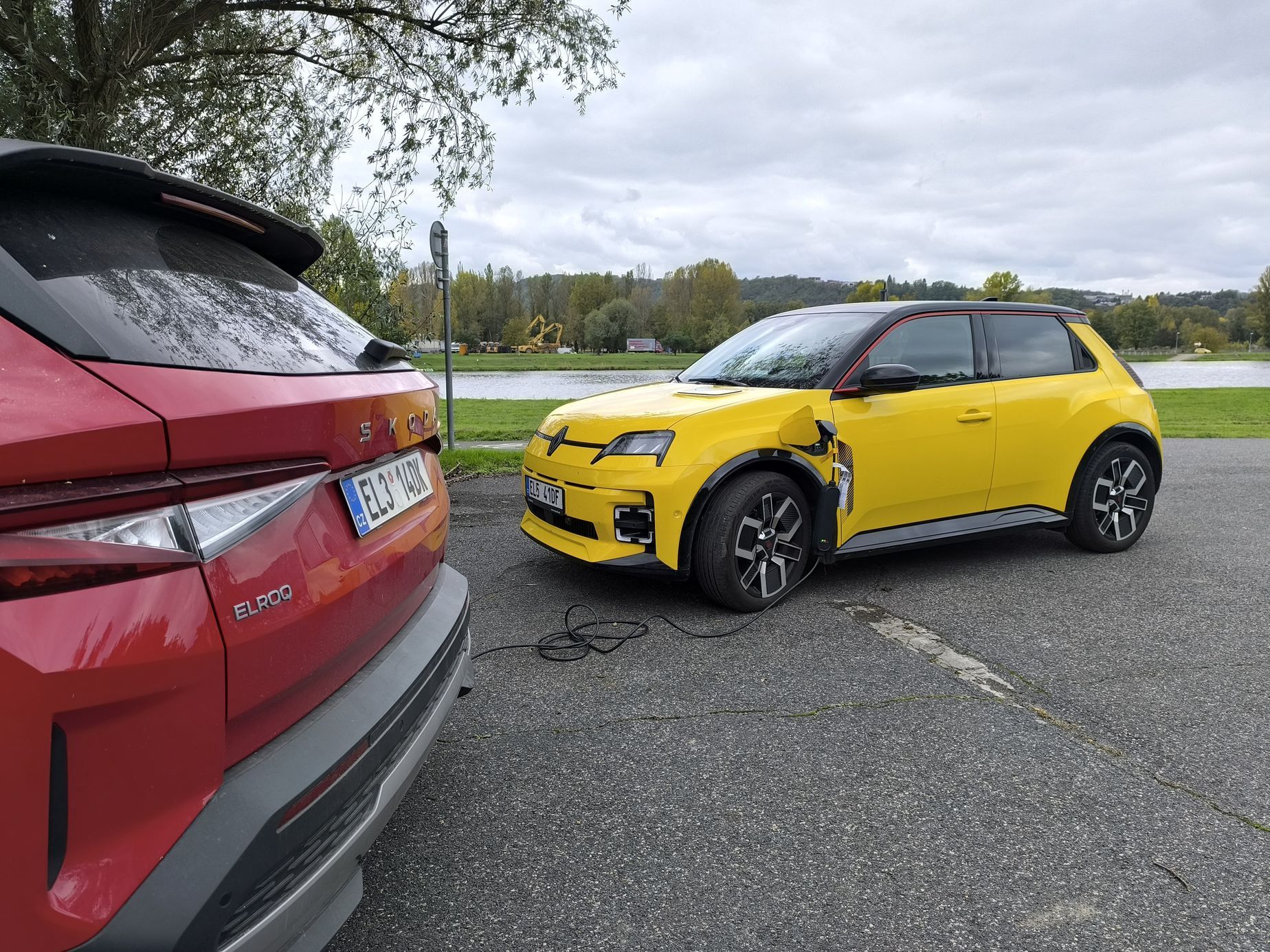 Renault 5 a Škoda Elroq dobíjení auta autem