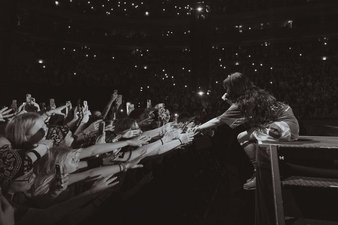 Americká zpěvačka Billie Eilish na nedělním koncertě v pražské O2 areně pokořila rekord v návštěvnosti haly. Role mluvčí generace ji dokonale pasovala.