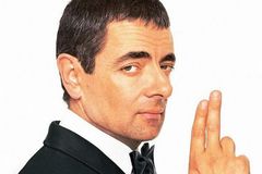 Mr. Bean převzal z vážnou tváří královský řád