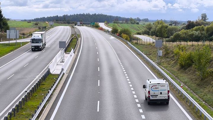 Zatočíme s elektroauty, slibuje Babišova vláda. A chce radikální změnu na dálnicích