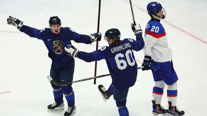 Finové slaví gól v semifinále Slovensko - Finsko na ZOH 2022 v Pekingu