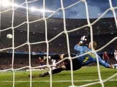 Cristiano Ronaldo selhal při penaltě v semifinále Ligy mistrů na hřišti Barcelony.
