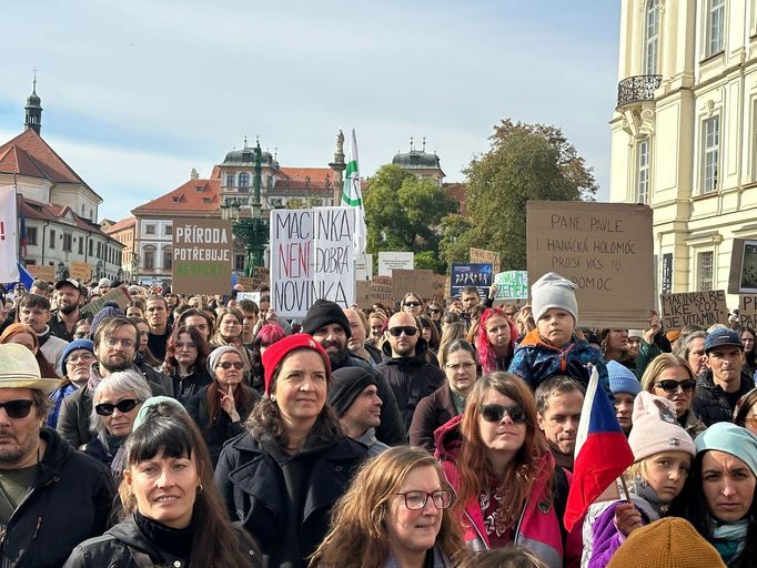 Demonstrace proti Petru Macinkovi na Hradčanském náměstí.