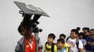 Children take turns to look at planet Venus transiting across the sun at a public viewing at the Singapore Science Centre, June 6, 2012. REUTERS/Tim Chong (SINGAPORE - Tags: ENVIRONMENT SCIENCE TECHNOLOGY) Published: Čer. 6, 2012, 5:37 dop.