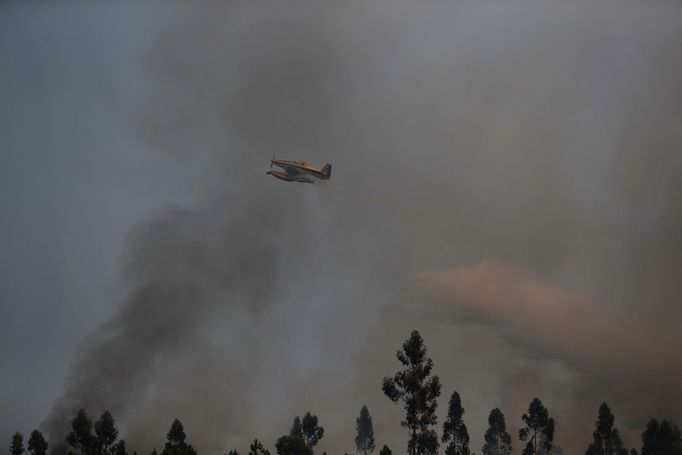Hasiči bojují s rozsáhlým lesním požárem ve středním Portugalsku