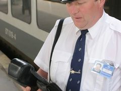Průvodčí Českých drah se přenosnou pokladnou, která umí číst In-karty, tisknout jízdenky a vyhledávat pro cestující vlaková spojení.