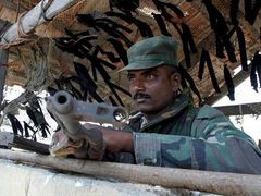 Vládní voják hlídkuje na stanovišti u vesnice Jaffna na severu země...