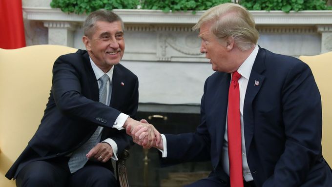 Mocní, a proto dotknutelní. Kdykoli. Andrej Babiš s Donaldem Trumpem  v Bílém domě.