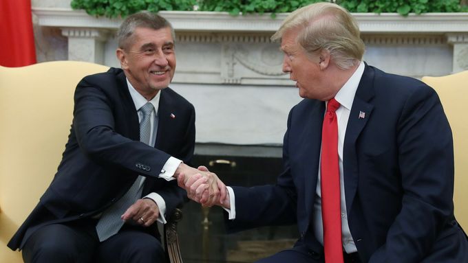 Někdejší český premiér Andrej Babiš a tehdejší prezident USA Donald Trump při setkání v Bílém domě v březnu 2019.