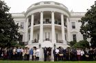 Americký prezident Barack Obama držel minutu ticha na zahradě Bílého domu ve Washingtonu.