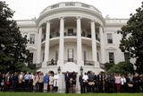 Americký prezident Barack Obama držel minutu ticha na zahradě Bílého domu ve Washingtonu.