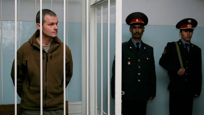 Ruský pilot Vladimir Sadovničij (na snímku) byl spolu s estonským kolegou ruské národnosti Alexejem Ruděnkem 8. listopadu v Tádžikistánu odsouzen k osmi a půl roku vězení za nezákonné překročení hranic a údajné pašování.