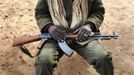 A Malian soldier holds an AK-47 in his lap at a military checkpoint in Diabaly January 26, 2013. REUTERS/Joe Penney (MALI - Tags: MILITARY CIVIL UNREST POLITICS CONFLICT) Published: Led. 26, 2013, 7:20 odp.