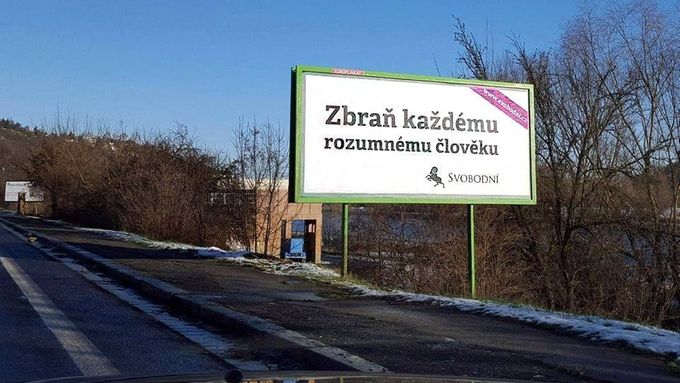 Billboard Svobodných na Strakonické ulici u Prahy.