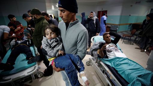 Zranění Palestinci v nemocnici v severní části Gazy po izraelském útoku.