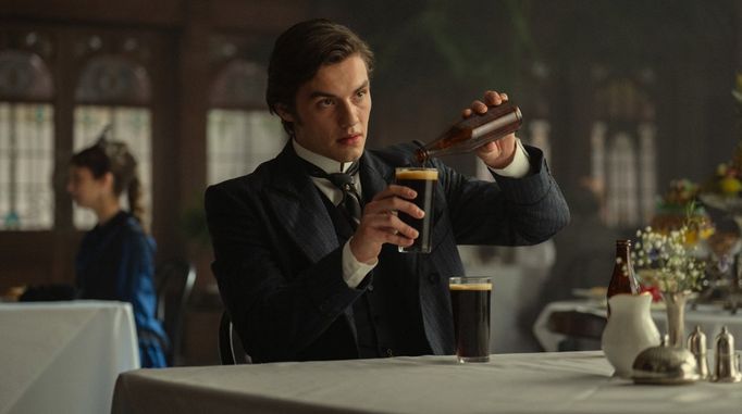 Z britského seriálu Stevena Knighta Rod Guinessů (2025).