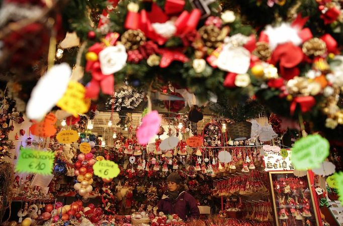 A woman stands in a stand in a traditional Christmas market in downtown Rome December 4 , 2012. REUTERS/Tony Gentile (ITALY - Tags: SOCIETY) Published: Pro. 4, 2012, 2:20 odp.